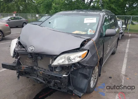 2016 Toyota Sienna Xle 8 Passenger z USA, uszkodzony, nr VIN 5TDYK3DC9GS741757